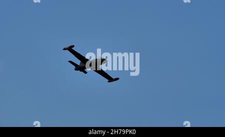 Rivolto del Friuli, Udine, Italie 17 SEPTEMBRE 2021 Aermacchi MB-339 avion militaire d'entraînement et d'attaque à la lumière de l'armée de l'air italienne dans le ciel bleu peint en gris OTAN Banque D'Images