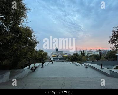 Odessa/Ukraine - 12 octobre 2021.Vue depuis les escaliers de Potemkin jusqu'au port de la mer Noire d'Odessa Banque D'Images