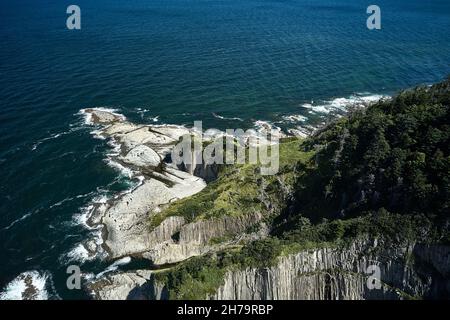 Photo aérienne du cap Stolbchaty à Kunashir par une journée ensoleillée.Les formations volcaniques du fond marin sont clairement visibles à marée basse.Il est inclus par l'UNESCO Banque D'Images