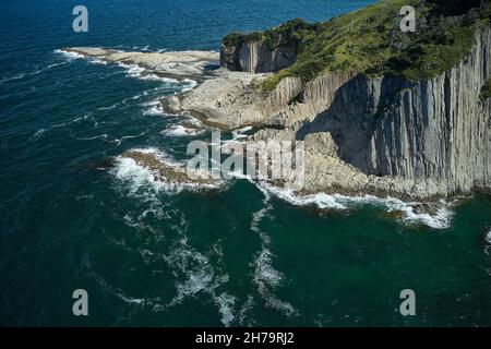 Photo aérienne du cap Stolbchaty à Kunashir par une journée ensoleillée.Les formations volcaniques du fond marin sont clairement visibles à marée basse.Il est inclus par l'UNESCO Banque D'Images