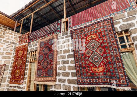 Beaucoup de tapis pendent sur les murs de la maison après le lavage et le séchage Banque D'Images