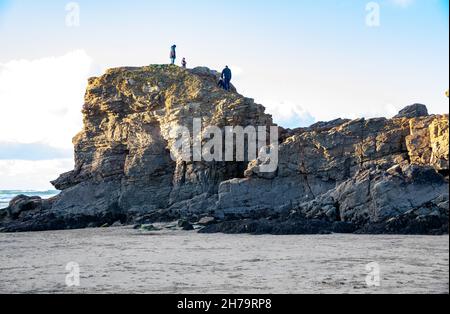 Perranporth,Cornwall,UK, 21 novembre 2021, fin d'après-midi le soleil automnal au-dessus de Chapel Rock sur Perranporth Beach.it devrait être le même demain avec un sommet de seulement 9C.Le Watering Hole est le seul bar du Royaume-Uni sur la plage avec des parasols de style tropical et est un endroit populaire pour admirer le coucher du soleil de.Credit: Keith Larby/Alay Live News Banque D'Images