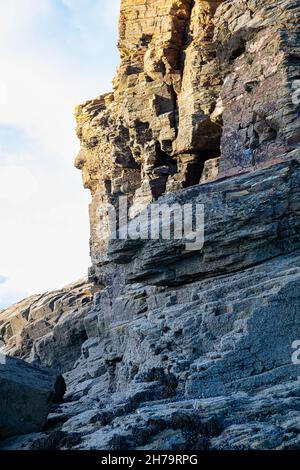 Perranporth,Cornwall,UK, 21 novembre 2021, fin d'après-midi le soleil automnal au-dessus de Chapel Rock sur Perranporth Beach.it devrait être le même demain avec un sommet de seulement 9C.Le Watering Hole est le seul bar du Royaume-Uni sur la plage avec des parasols de style tropical et est un endroit populaire pour admirer le coucher du soleil de.Credit: Keith Larby/Alay Live News Banque D'Images