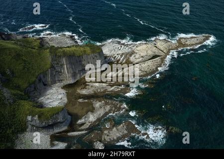 Photo aérienne du cap Stolbchaty à Kunashir par une journée ensoleillée.Les formations volcaniques du fond marin sont clairement visibles à marée basse.Il est inclus par l'UNESCO Banque D'Images