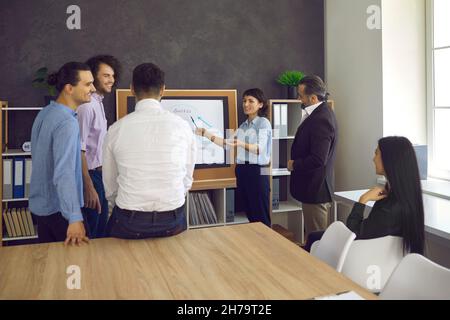 Jeune femme d'affaires qui a fait une présentation dans le bureau de la salle de réunion Banque D'Images