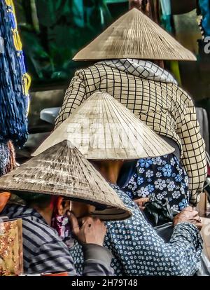 Trois chapeaux de riz vietnamiens en file d'attente, Hoi Ann, Vietnam Banque D'Images
