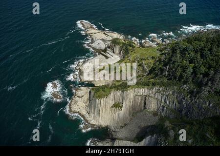 Photo aérienne du cap Stolbchaty à Kunashir par une journée ensoleillée.Les formations volcaniques du fond marin sont clairement visibles à marée basse.Il est inclus par l'UNESCO Banque D'Images