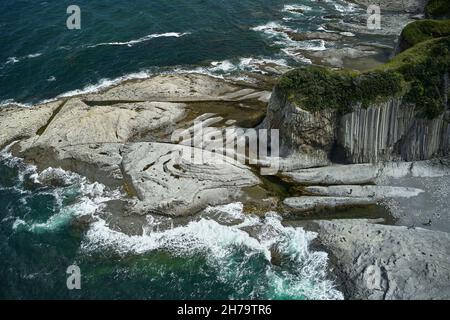 Photo aérienne du cap Stolbchaty à Kunashir par une journée ensoleillée.Les formations volcaniques du fond marin sont clairement visibles à marée basse.Il est inclus par l'UNESCO Banque D'Images