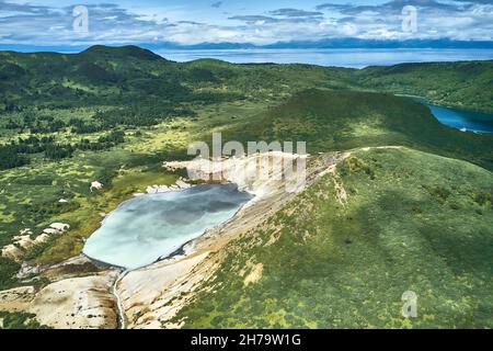 Panorama de la caldeira du volcan Golovnin de la réserve de Kuril sur Kunashir isl. De la crête de Kuril.L'île japonaise Hokkaido est visible en face Banque D'Images