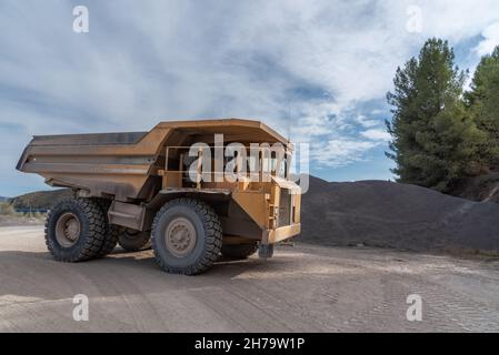 Grand camion à benne basculante utilisé pour déplacer le sable et le gravier dans les carrières. Banque D'Images