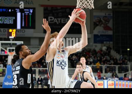 Trento, Italie.21 novembre 2021.Geoffrey Groselle - Fortitudo Kigili Bologna pendant Dolomiti Energia Trentino vs Fortitudo Bologna, Italian Basketball A Serie Championship in Trento, Italie, novembre 21 2021 crédit: Independent photo Agency/Alay Live News Banque D'Images