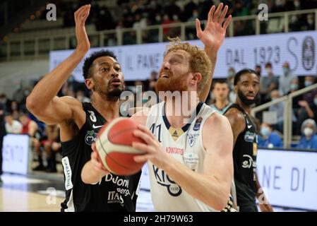 Trento, Italie.21 novembre 2021.Geoffrey Groselle - Fortitudo Kigili Bologna pendant Dolomiti Energia Trentino vs Fortitudo Bologna, Italian Basketball A Serie Championship in Trento, Italie, novembre 21 2021 crédit: Independent photo Agency/Alay Live News Banque D'Images