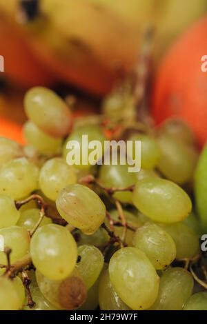 Raisin gros plan avec des gouttelettes d'eau sur la peau Banque D'Images