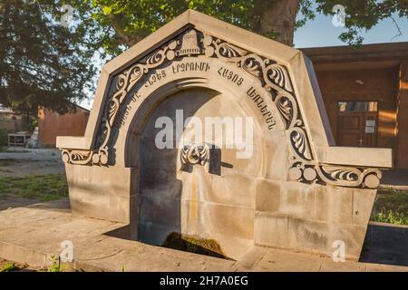 17 mai 2021, Vagharshagat, Arménie : une source d'eau sainte près de l'église Saint Gayane Banque D'Images