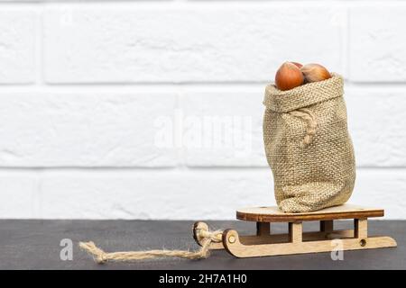 Noisettes nutritives dans un panier et dispersées sur le sol. Noisettes dans un panier. Orishki sain et diététique dans le panier. Wi en arrière-plan Banque D'Images