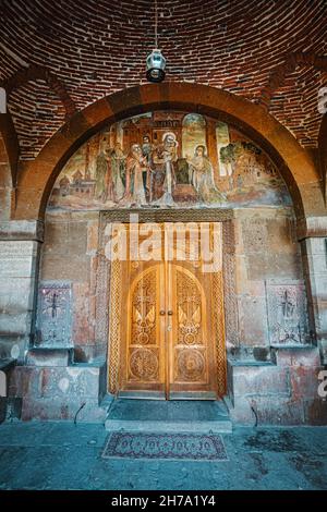 18 mai 2021, Vagharshagat, Arménie : entrée à l'église de Saint-Gayane en Arménie avec une porte sculptée en bois Banque D'Images