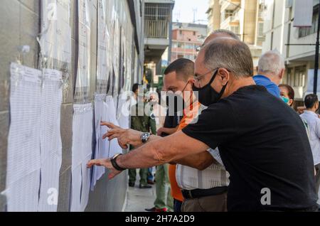 Caracas, Miranda, Venezuela.21 novembre 2021.Les Vénézuéliens votent dimanche 21 novembre aux élections d'État et municipales, où 23 gouverneurs et 335 maires seront élus, en plus des législateurs et conseillers régionaux.À cette occasion, une partie de l'opposition a assisté aux élections.(Image de crédit : © Jimmy Villalta/ZUMA Press Wire) Banque D'Images