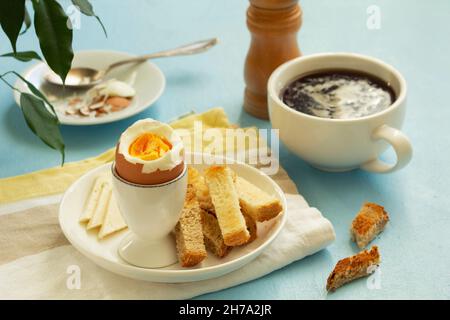 Petit-déjeuner avec œufs durs, fromage, pain grillé et café.Style rustique. Banque D'Images