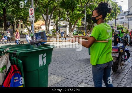 Caracas, Miranda, Venezuela.21 novembre 2021.Une équipe de nettoyage recueille de la propagande électorale dans les rues de Caracas.les Vénézuéliens votent dimanche 21 novembre aux élections nationales et municipales, où 23 gouverneurs et 335 maires seront élus, en plus des législateurs et conseillers régionaux.À cette occasion, une partie de l'opposition a assisté aux élections.(Image de crédit : © Jimmy Villalta/ZUMA Press Wire) Banque D'Images