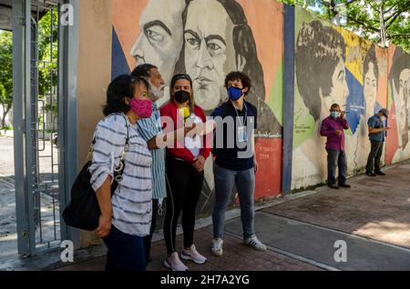 Caracas, Miranda, Venezuela.21 novembre 2021.Un candidat à l'élection, donne des déclarations à la presse.les Vénézuéliens votent dimanche 21 novembre aux élections nationales et municipales, où 23 gouverneurs et 335 maires seront élus, en plus des législateurs et conseillers régionaux.À cette occasion, une partie de l'opposition a assisté aux élections.(Image de crédit : © Jimmy Villalta/ZUMA Press Wire) Banque D'Images