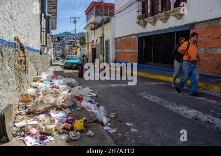 Caracas, Miranda, Venezuela.21 novembre 2021.Les ordures non collectées dans le quartier de Petare à Caracas.les Vénézuéliens votent dimanche 21 novembre aux élections nationales et municipales, où 23 gouverneurs et 335 maires seront élus, en plus des législateurs et conseillers régionaux.À cette occasion, une partie de l'opposition a assisté aux élections.(Image de crédit : © Jimmy Villalta/ZUMA Press Wire) Banque D'Images