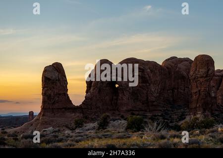 La lumière du soir brille de couleur jaune derrière Elephant Butte dans le parc national d'Arches Banque D'Images