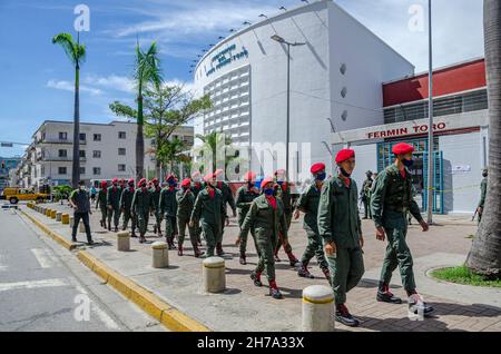 Caracas, Miranda, Venezuela.21 novembre 2021.Le lycée Fermin Toro de Caracas.les Vénézuéliens votent dimanche 21 novembre aux élections nationales et municipales, où 23 gouverneurs et 335 maires seront élus, en plus des législateurs et conseillers régionaux.À cette occasion, une partie de l'opposition a assisté aux élections.(Image de crédit : © Jimmy Villalta/ZUMA Press Wire) Banque D'Images