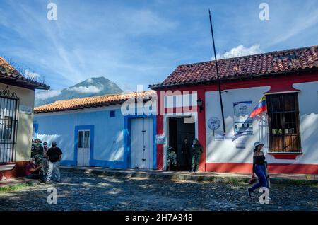 Caracas, Miranda, Venezuela.21 novembre 2021.Les Vénézuéliens votent dimanche 21 novembre aux élections d'État et municipales, où 23 gouverneurs et 335 maires seront élus, en plus des législateurs et conseillers régionaux.À cette occasion, une partie de l'opposition a assisté aux élections.(Image de crédit : © Jimmy Villalta/ZUMA Press Wire) Banque D'Images