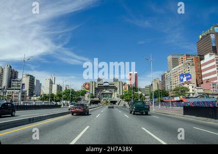 Caracas, Miranda, Venezuela.21 novembre 2021.L'avenue Bolivar à Caracas.les Vénézuéliens votent dimanche 21 novembre aux élections nationales et municipales, où 23 gouverneurs et 335 maires seront élus, en plus des législateurs et conseillers régionaux.À cette occasion, une partie de l'opposition a assisté aux élections.(Image de crédit : © Jimmy Villalta/ZUMA Press Wire) Banque D'Images