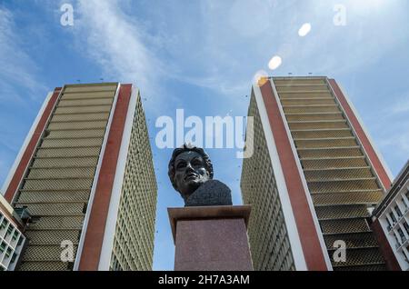 Caracas, Miranda, Venezuela.21 novembre 2021.La statue de Simon Bolivar sur la place Caracas.les Vénézuéliens votent dimanche 21 novembre aux élections nationales et municipales, où 23 gouverneurs et 335 maires seront élus, en plus des législateurs et conseillers régionaux.À cette occasion, une partie de l'opposition a assisté aux élections.(Image de crédit : © Jimmy Villalta/ZUMA Press Wire) Banque D'Images