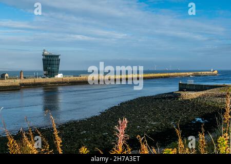 Port d'Aberdeen, Écosse, Royaume-Uni, 20 octobre 2020.Entrée du port d'Aberdeen, centre des opérations maritimes et moulins à vent. Banque D'Images