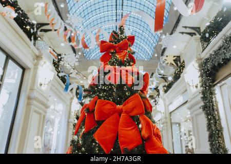 Sapin de Noël créatif avec rubans de velours rouges.Magnifique décor de Noël.Concept vacances d'hiver et nouvel an Banque D'Images