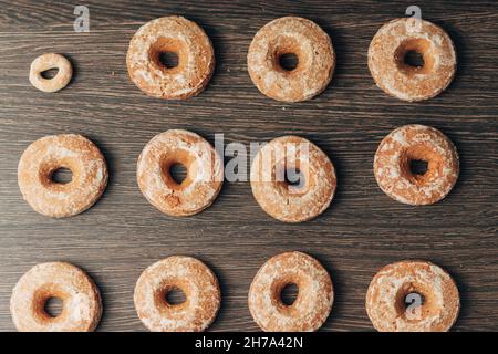 De magnifiques bagels et pains d'épices se trouvent sur un fond marron Banque D'Images