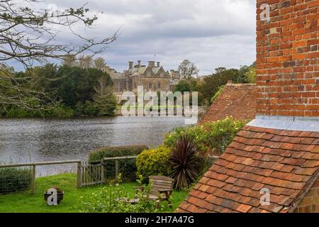 Beaulieu Palace House, demeure des Barons Montagu, vue de l'autre côté de la rivière Beaulieu, Beaulieu, Hampshire, Angleterre, Royaume-Uni Banque D'Images