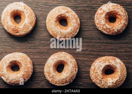 De magnifiques bagels et pains d'épices se trouvent sur un fond marron Banque D'Images