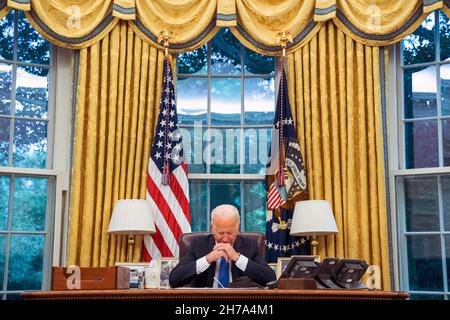 WASHINGTON DC, États-Unis - 19 août 2021 - le président américain Joe Biden s'entretient au téléphone avec le président français Emmanuel Macron, le jeudi 19 août 2021, in t. Banque D'Images