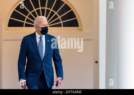 WASHINGTON DC, États-Unis - 20 août 2021 - le président des États-Unis Joe Biden se promène le long de la Colonnade of the White House, le vendredi 20 août 2021, jusqu'au bureau ovale Banque D'Images