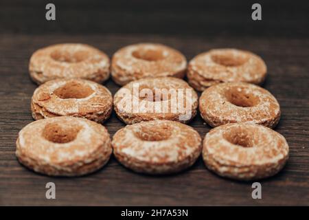 De magnifiques bagels et pains d'épices se trouvent sur un fond marron Banque D'Images