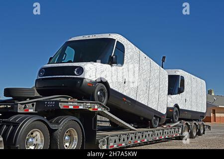 EMPORIA, Kansas, novembre 21 :Deux tout nouveaux modèles EDV 500 Rivan Electric Delivery Vans (EDV) faisant partie de la commande de parc pour Amazon à l'arrière d'un camion de transport pour petits garçons stationné dans le Knights Inn Motel lors d'un voyage de l'usine de production de Normal Illinois à leur destination finale le 21 novembre,2021 à Emporia, Kansas.Crédit : Mark Reinstein/MediaPunch Banque D'Images