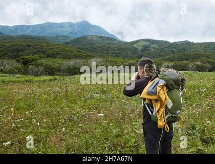 Un photographe voyage avec le chat Kurilian Bobtail.Excellente communication avec un chat inconnu. Banque D'Images