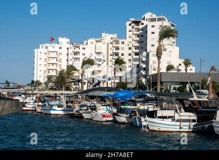 Bateaux de pêche amarrés dans le port de Famagusta, dans le nord de Chypre. Banque D'Images