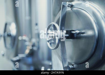 Réservoir de bière dans une brasserie moderne. Banque D'Images