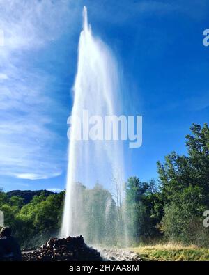 Un cliché vertical du plus célèbre geyser froid d'Andernach, en Allemagne Banque D'Images