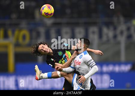 Lorenzo Insigne (Napoli) Matteo Darmian (Inter)Lorenzo Insigne (Napoli) Matteo Darmian (Inter) pendant le match italien 'erie A' entre l'Inter 3-2 Napoli au stade Giuseppe Meazza le 21 novembre 2021 à Milan, Italie.Credit: Maurizio Borsari/AFLO/Alay Live News Banque D'Images