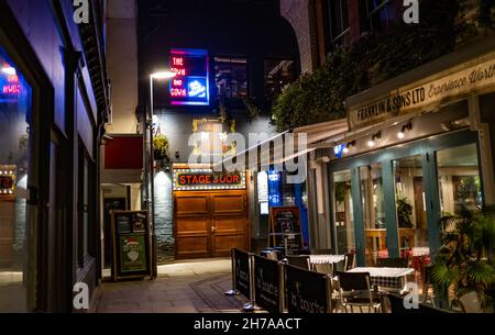 L'extérieur du Town & Gown Pub & Theatre dans la ville de Cambridge.Capturé en début de soirée, le 2021 novembre. Banque D'Images