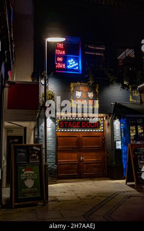 L'extérieur du Town & Gown Pub & Theatre dans la ville de Cambridge.Capturé en début de soirée, le 2021 novembre. Banque D'Images