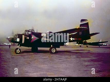 Photographie d'un avion Douglas B-26C de l'United Staes Air Force, numéro de série 44-343909, pris à Séoul pendant la guerre de Corée, en 1953 ou 1954. Banque D'Images