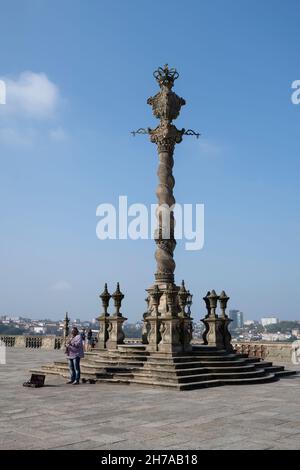 Un interprète de rue joue un saxophone à la Pillory de Porto à la cathédrale Sé do Porto dans le quartier historique de Ribeira à Porto, Portugal. Banque D'Images