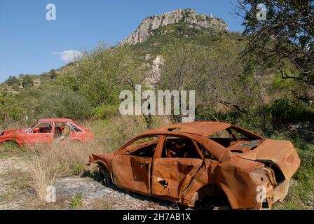 A abandonné les voitures volées dans la campagne, l'une d'entre elles a brûlé et rouillé.Pollution de l'environnement. Banque D'Images