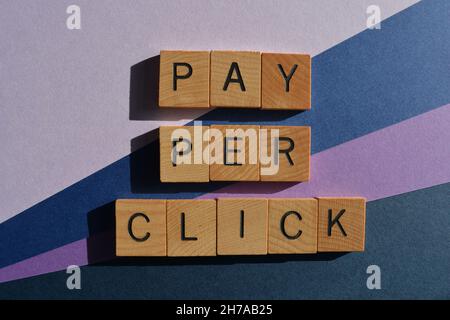 Payez par clic, mots en lettres de l'alphabet en bois isolées sur l'arrière-plan Banque D'Images